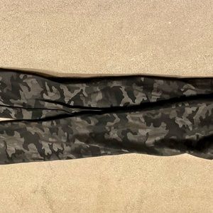 EUC Spanx camo black/gray leggings.